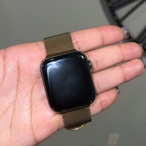 Apple Watch Series 6 - 44mm with Gold Mesh Band